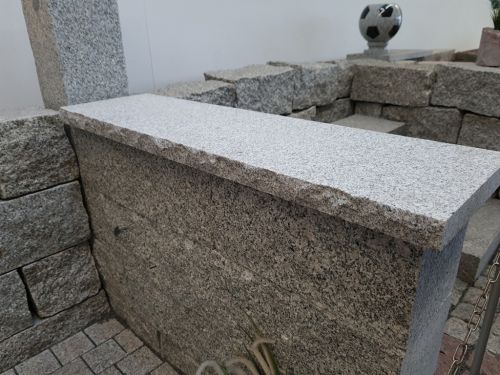 Granit Mauerabdeckung Bossiert